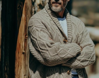 Cardigã irlandês de lã merino estilo Aran, tricotado à mão.