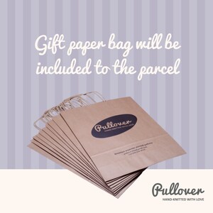 Może przedstawiać: Stos brązowych papierowych torebek na prezenty z uchwytami, każda z czarnym owalnym logo z napisem "Pullover" i tekstem "HAND-KNITTED WITH LOVE." Tekst "Gift paper bag will be included to the parcel" jest napisany białą czcionką.