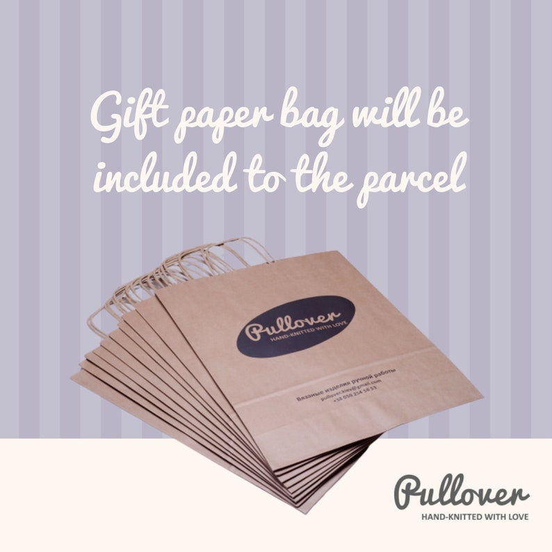 Może przedstawiać: Stos brązowych papierowych torebek na prezenty z uchwytami, każda z czarnym owalnym logo z napisem "Pullover" i tekstem "HAND-KNITTED WITH LOVE." Tekst "Gift paper bag will be included to the parcel" jest napisany białą czcionką.