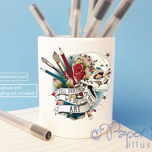 Könnte beinhalten: Weiße Keramik-Stationärhalter mit einem bunten Totenkopfdesign und dem Text "Till Death We Do Art".