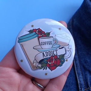 Insignia de pin adicto al café, regalo de café divertido, relleno de medias de café, pequeño regalo, insignia de amante del café, colección de insignias, insignia de 58 mm