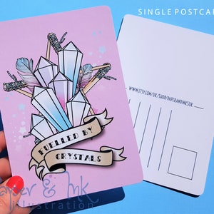 alimentato da cristalli, cristalli curativi, cartolina postale, idea regalo, regali wiccan, arte wiccan, cristalloterapia, cartolina carina, stampa d'arte