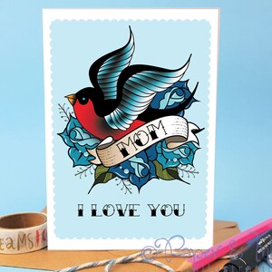 Jolie carte personnalisée pour maman fête des mères 2025 pour maman qui a des tatouages d'hirondelle et de roses tatouage traditionnel flash