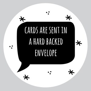 Może przedstawiać: Czarno-biała ilustracja dymku z tekstem "CARDS ARE SENT IN A HARD BACKED ENVELOPE". Dymka otoczona jest czarnymi gwiazdkami i kropkami.