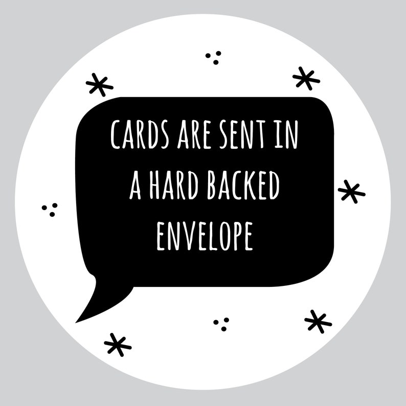 Może przedstawiać: Czarno-biała ilustracja dymku z tekstem "CARDS ARE SENT IN A HARD BACKED ENVELOPE". Dymka otoczona jest czarnymi gwiazdkami i kropkami.
