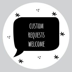 Może przedstawiać: Czarno-biała ilustracja dymku z tekstem "CUSTOM REQUESTS WELCOME" w środku. Dymka otoczona jest małymi gwiazdkami i kropkami.