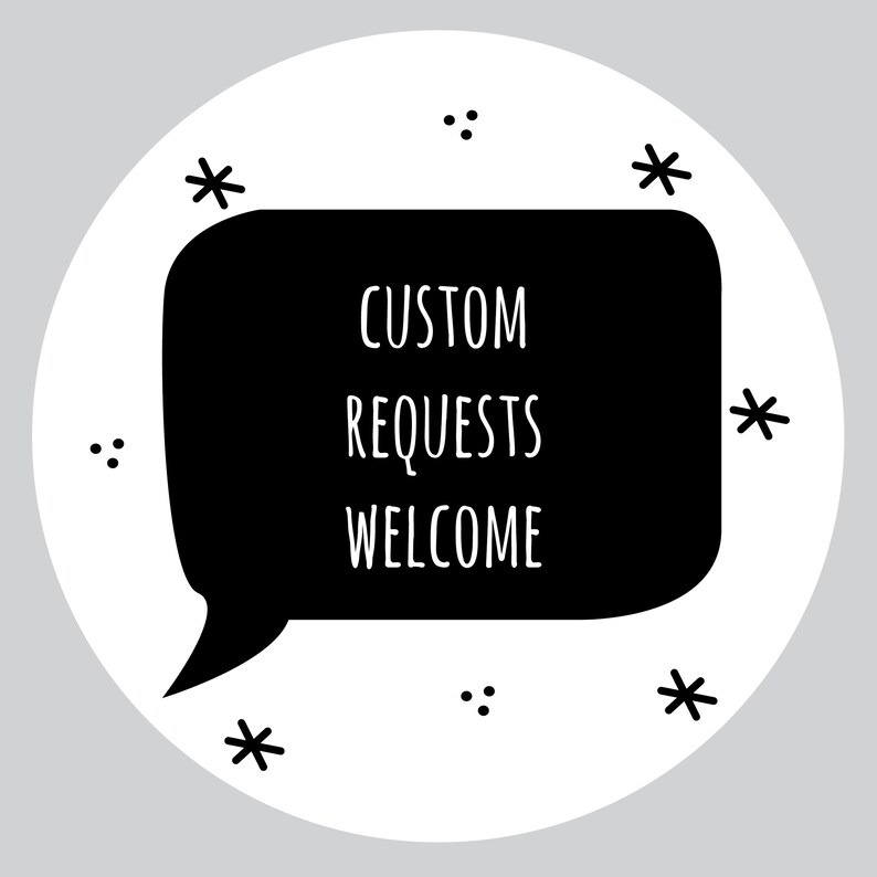 Może przedstawiać: Czarno-biała ilustracja dymku z tekstem "CUSTOM REQUESTS WELCOME" w środku. Dymka otoczona jest małymi gwiazdkami i kropkami.