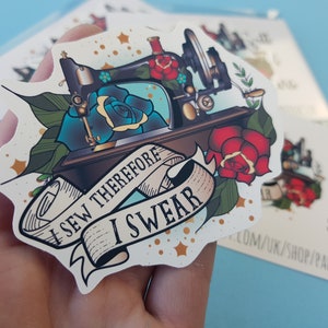 Sticker nähen, Sticker nähen, Laptop Aufkleber, ich nähe deshalb ich schwöre, lustiges Bastelgeschenk, freches Geschenk, Design Studentin, Nähgeschenk