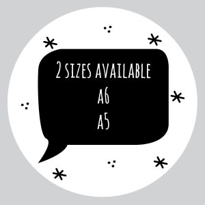 Może przedstawiać: Czarno-biała ilustracja dymku z tekstem "2 SIZES AVAILABLE" i rozmiarami "A6" i "A5" wymienionymi poniżej.