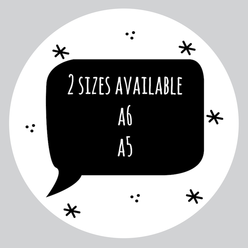 Może przedstawiać: Czarno-biała ilustracja dymku z tekstem "2 SIZES AVAILABLE" i rozmiarami "A6" i "A5" wymienionymi poniżej.