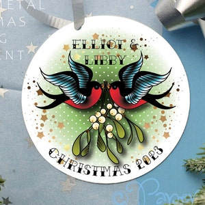 Boule de Noël tatouée personnalisée à suspendre pour couple avec hirondelle tatouée.