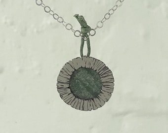 Aventurin ädelsten infattad i ett handgjort hänge i sterlingsilver, blommigt silverhalsband