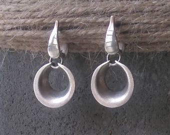 Handgjorda örhängen i sterlingsilver med halvmåne: Hantverksmässiga dingelsmycken