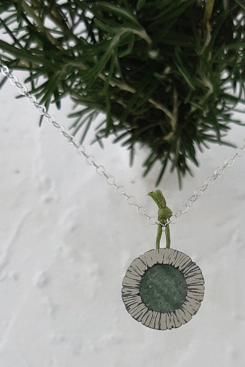 Aventurin ädelsten infattad i ett handgjort hänge i sterlingsilver, blommigt silverhalsband bild 6
