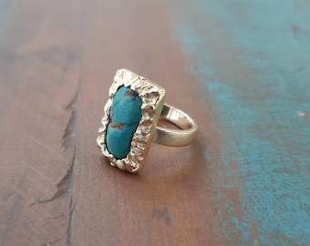 Handgjord ring i 18 karat guld med turkos sten, decembers födelsesten