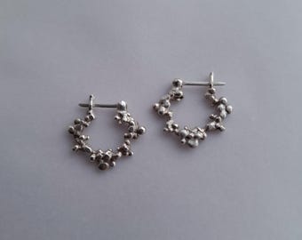 Silverkornsörhängen, granulerade creoler med karbinhake.