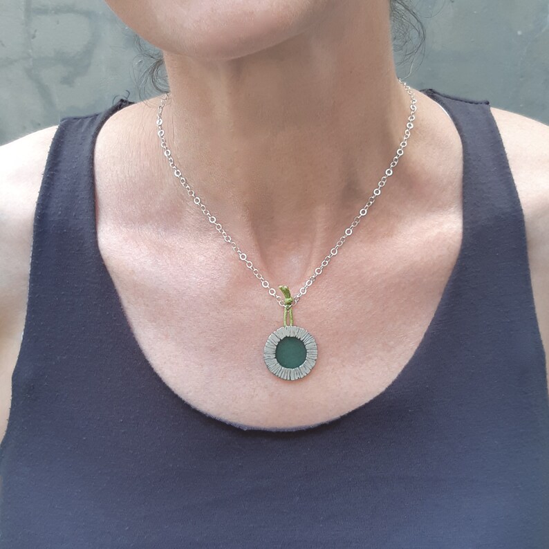 Aventurin ädelsten infattad i ett handgjort hänge i sterlingsilver, blommigt silverhalsband bild 5