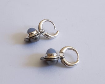 Tvåfärgade hängande örhängen i sterlingsilver med infällda kalcedonstenar.