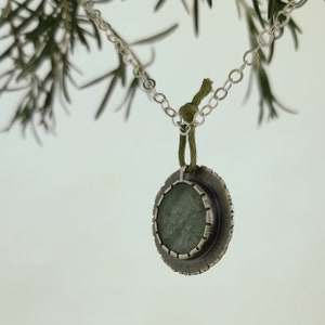Aventurin ädelsten infattad i ett handgjort hänge i sterlingsilver, blommigt silverhalsband bild 2