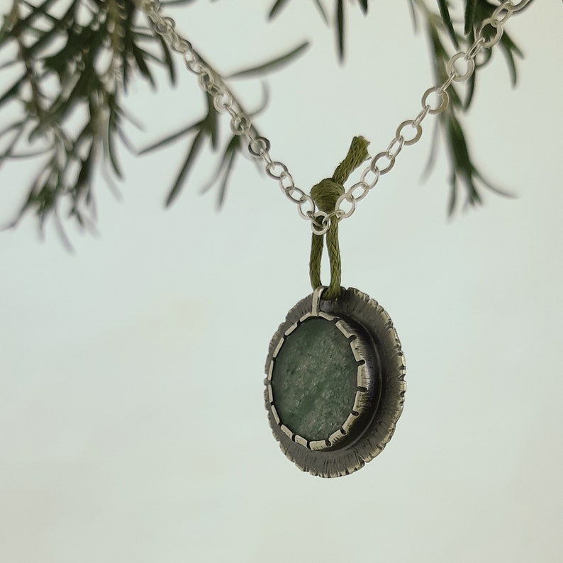 Aventurin ädelsten infattad i ett handgjort hänge i sterlingsilver, blommigt silverhalsband bild 2