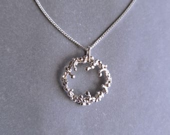 Hänge i sterlingsilver med struktur och cirkel - Inspirerad av dimmigt glas