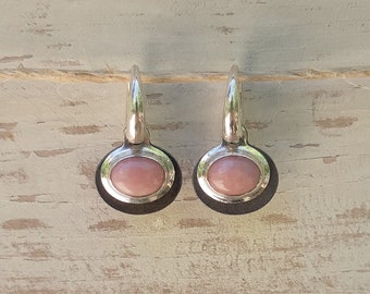 Tvåfärgade örhängen i sterlingsilver med infällda rosa opaler.