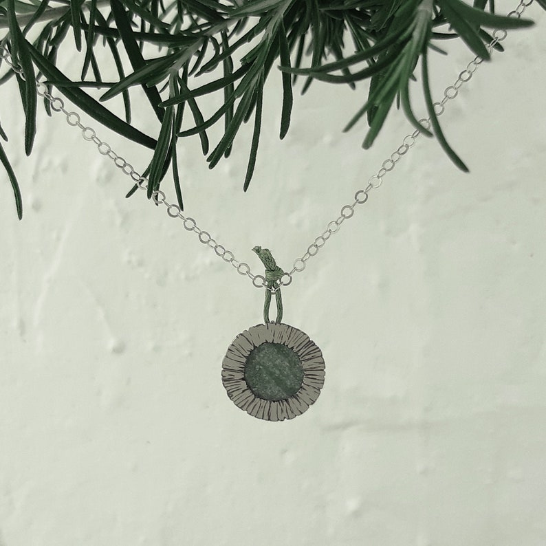 Aventurin ädelsten infattad i ett handgjort hänge i sterlingsilver, blommigt silverhalsband bild 1