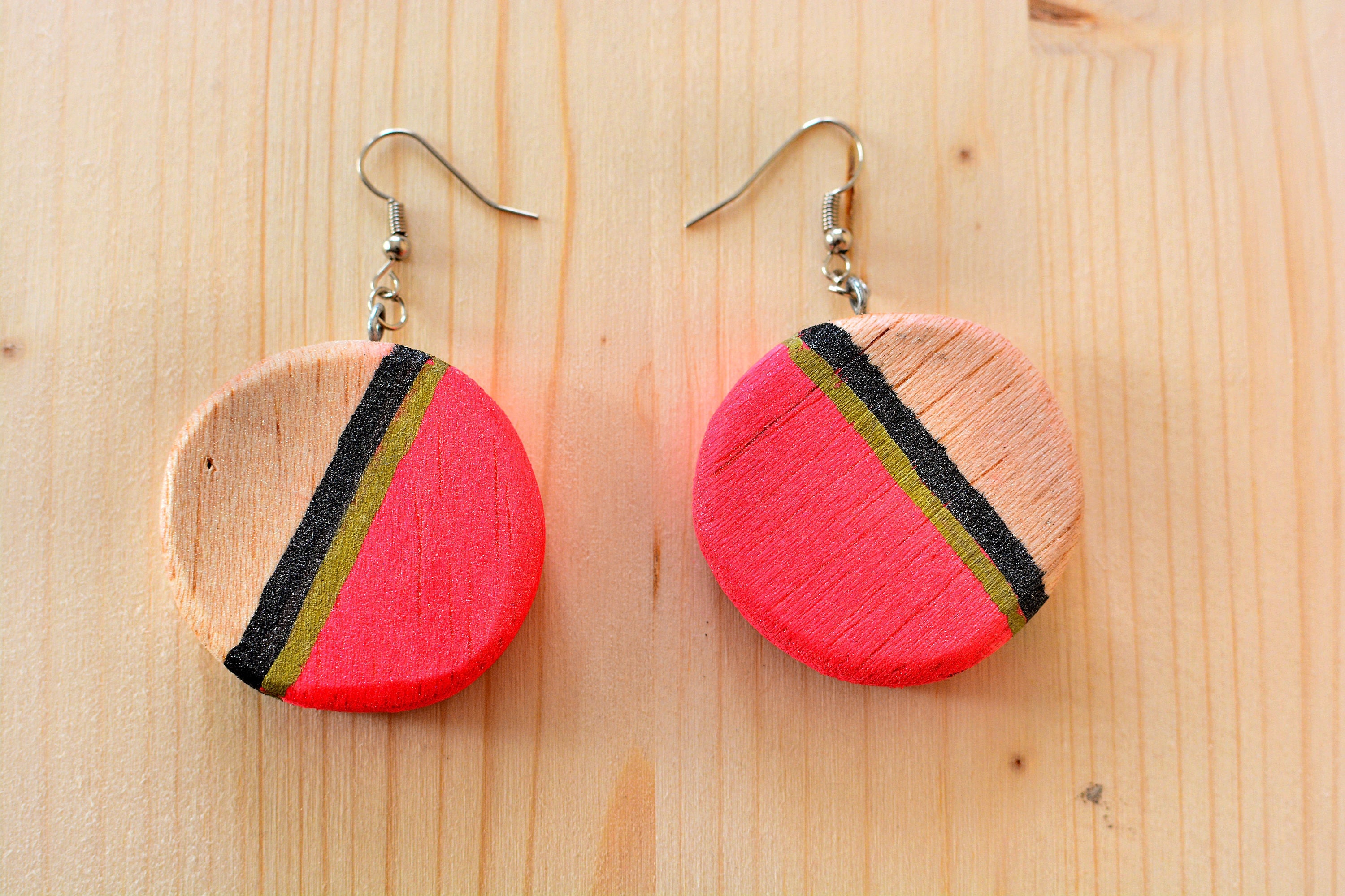 Modern style Fluo pink balsa wood earrings.