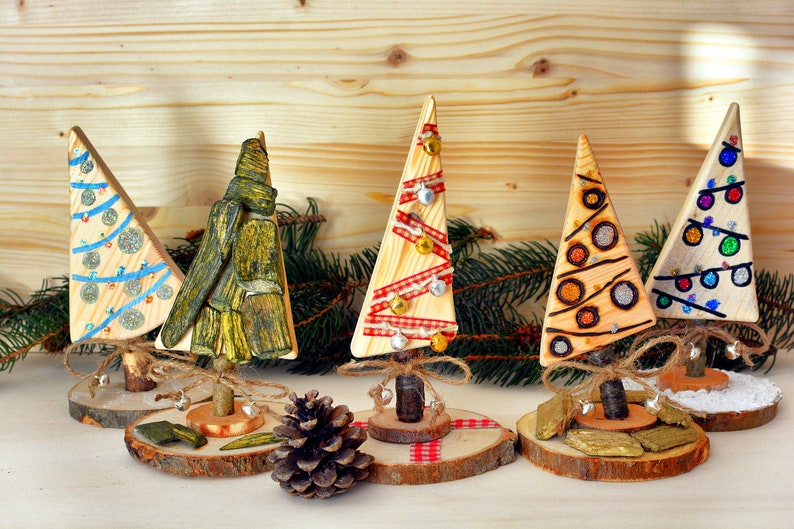 Alberelli di Natale decorativi in legno. immagine 1