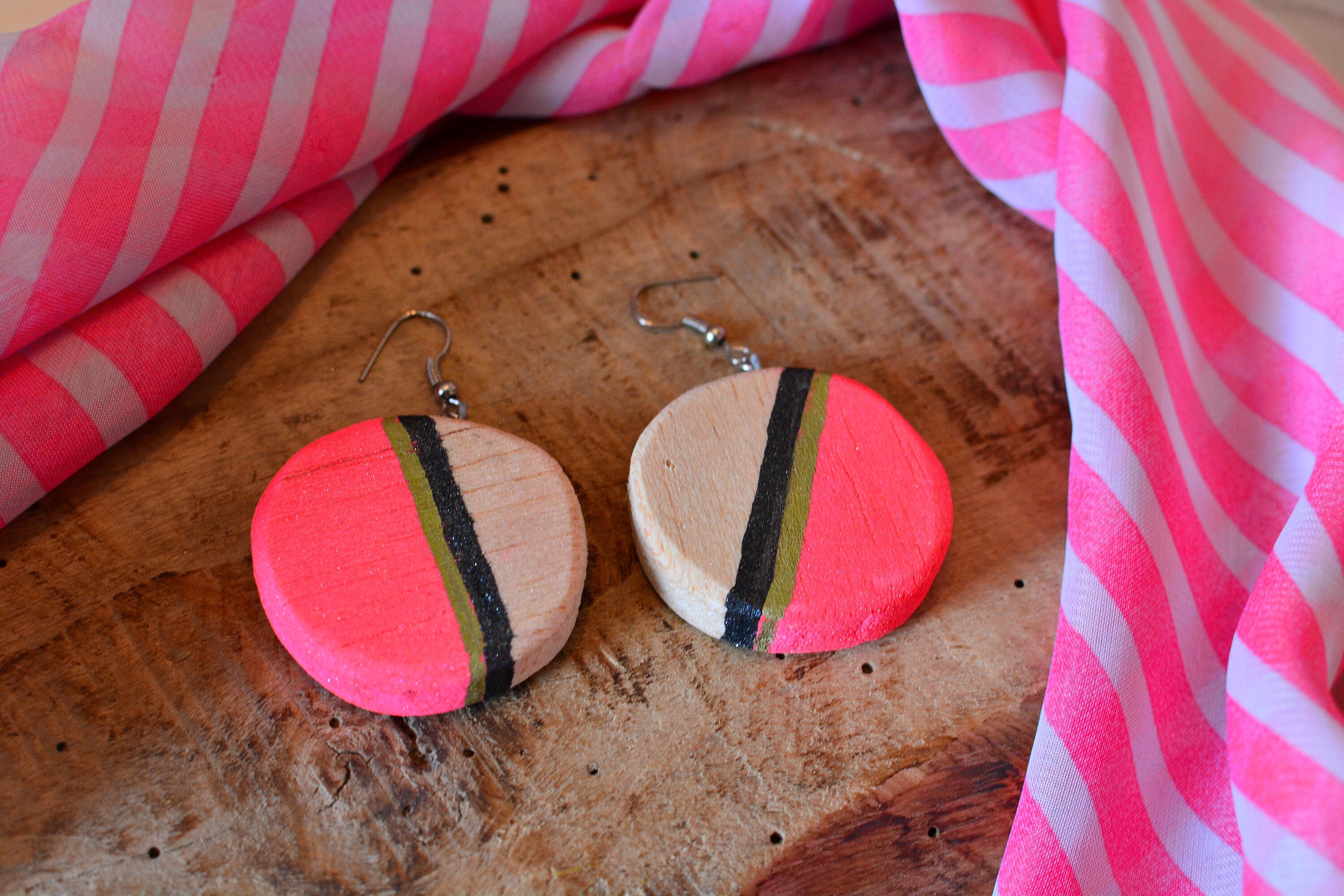 Modern style Fluo pink balsa wood earrings.