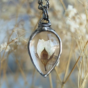 White Flower Necklace, Delicate Drop pendant, Terrarium pendant, Terrarium necklaces, Suncather, Herbarium necklace, Tiny flower, Tiny plant