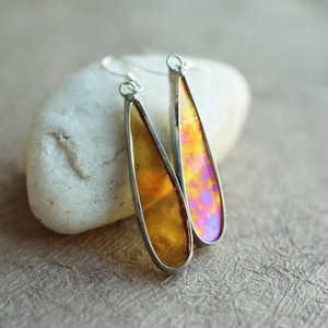 Buntglas-Honig-Tränen-Ohrringe, irisierender Suncatcher-Schmuck, goldene Sonnenreflektierte Ohrringe, funkelnder Schmuck