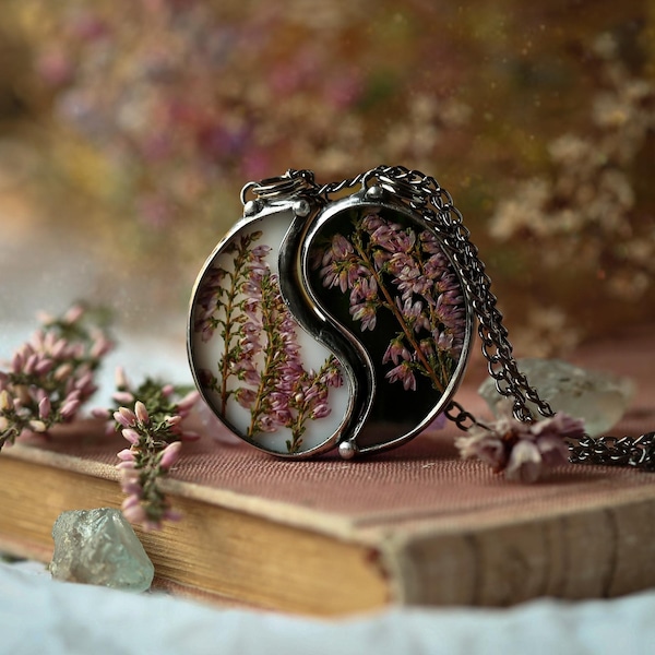 Collane personalizzate per coppie, gioielli con incisione Yin Yang, collana con fiori di erica pressata, ZebraArtStudio