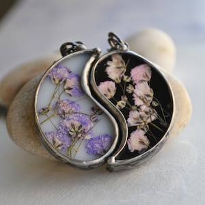 Mother daughter necklace, Friendship necklace, Yin Yang pendants, 2 Sisters necklaces, Set of 2, Love necklaces, Real flower necklaces, Boho