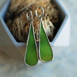 Limoengroene oorbellen Gebrandschilderd glas Lange druppeloorbel Heldergroene sieraden Minimalistische druppeloorbellen