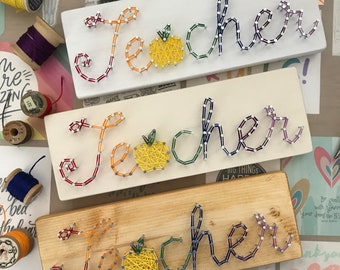 Letrero de profesor con arte de cuerdas de arcoíris, decoración para el aula