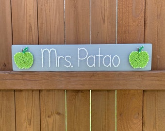 Letrero personalizado con el nombre del profesor, arte de cuerda de manzana, decoración del aula