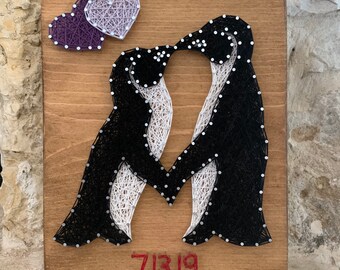 Arte de cuerdas con pingüinos, regalo de aniversario, letrero de pareja de pingüinos besándose