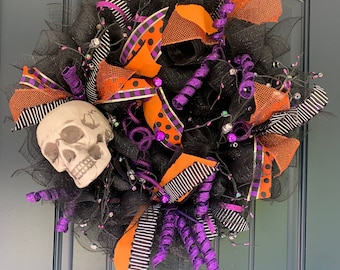 Corona de calavera, corona de Halloween, corona de puerta de entrada de calavera, corona de puerta de entrada de Halloween, corona de puerta. Corona de malla deco de Halloween, corona de miedo