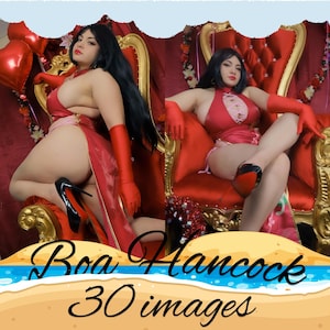 Può includere: Due donne in abiti e guanti rossi posano su sedie rosse ornate. Una è in ginocchio, l'altra è seduta. Entrambe indossano tacchi alti neri e rossi. L'immagine include il testo "Boa Hancock" e "30 images" in basso.