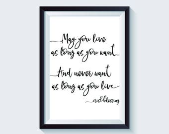 Op de afbeelding: Zwart-witte printbare wandkunst met een ingelijst beeld van een handgeschreven citaat: "Moge je zo lang leven als je wilt en nooit zo lang willen als je leeft." Het citaat wordt toegeschreven aan "Irish Blessing".
