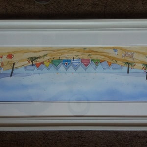 Peut inclure: Une peinture à l'aquarelle d'une rangée de cabanes de plage colorées sur une plage de sable avec une mer bleue en arrière-plan.