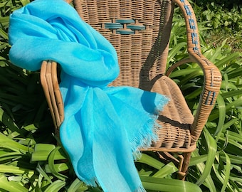 Écharpe en lin BLEU TURQUOISE, fabriquée artisanalement en France. Existe en plusieurs dimensions