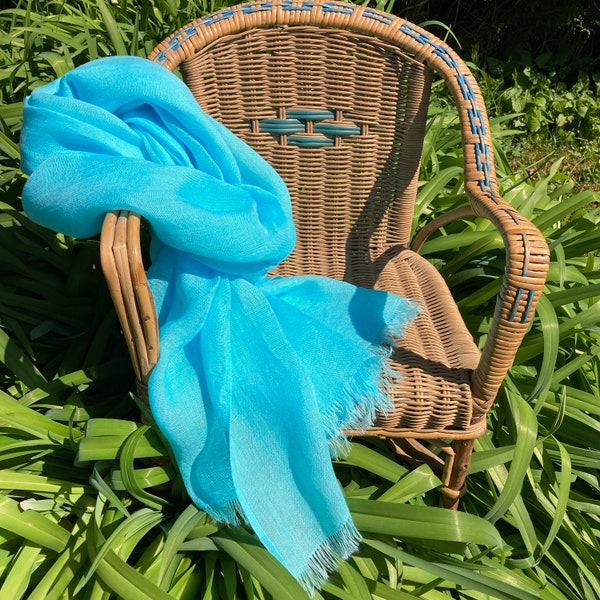 Écharpe en lin BLEU TURQUOISE, fabriquée artisanalement en France. Existe en plusieurs dimensions