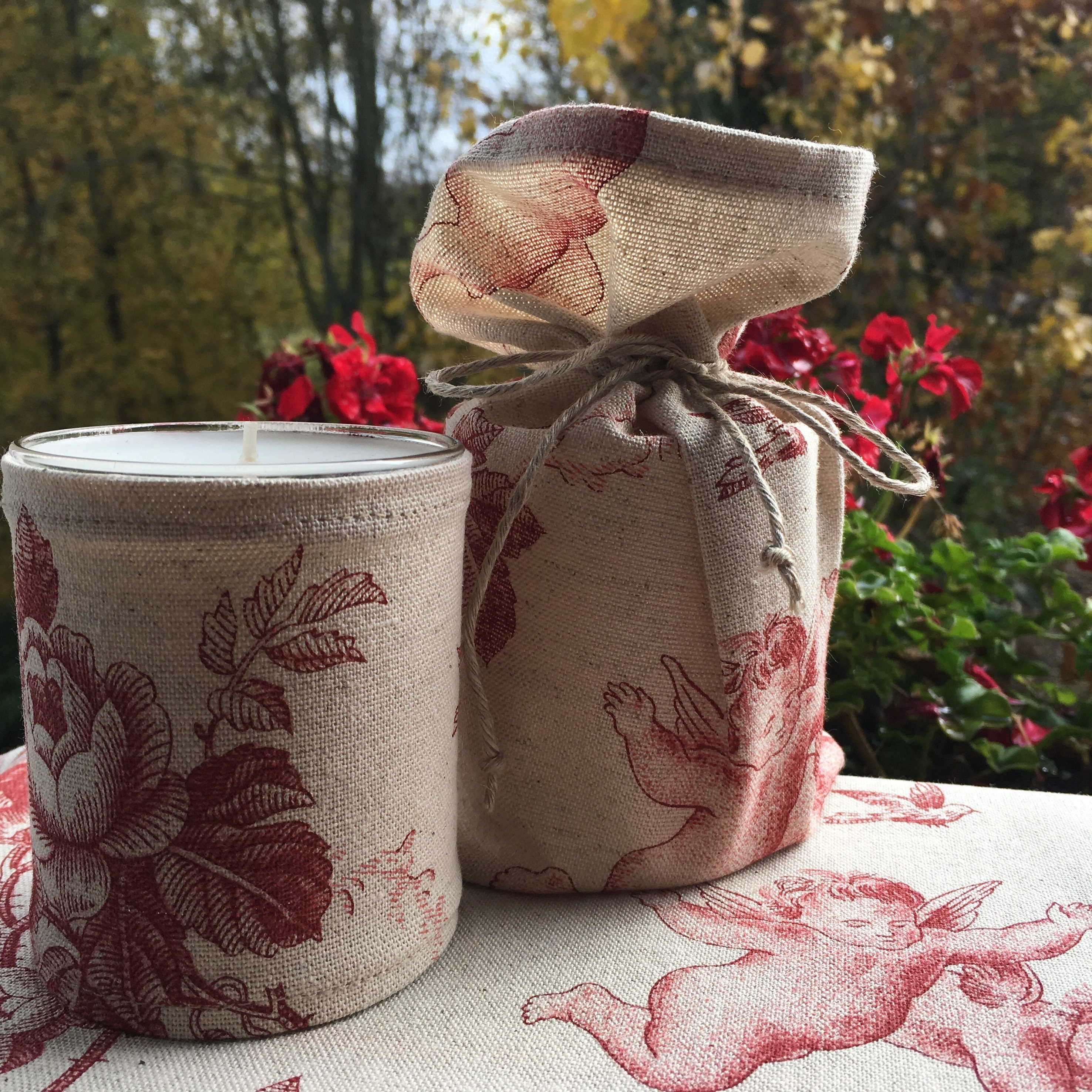 Bougie Parfumée Naturelle, Toile de Jouy Angelot Rouge, Cire Soja Non Ogm