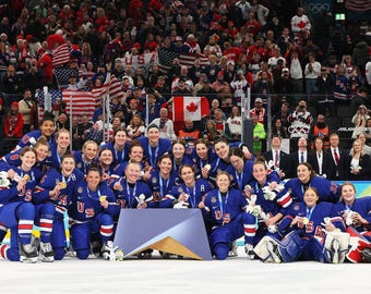 2026 Womens USA Olympic Gold Medal Hockey Team Celebration Unsigned 8x10 Photo Free Shipping