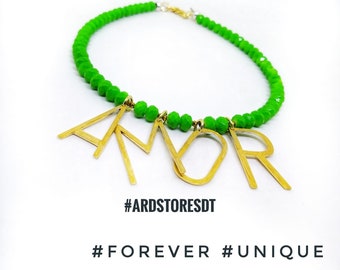 Collar verde. Collar verde neón. Collar de amuletos.