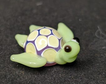 Statuetta di tartaruga marina in vetro borosilicato lavorata a mano con raggi UV – Animale in miniatura lavorato a fiamma – Piccolo animale domestico in vetro – Decorazione regalo a tema oceano o deserto (#98)
