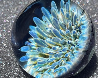 Marbre de verre, marbres faits main, marbre d'art contemporain, borosilicate, Andrew Anderson (#420) corail à implosion d'anémone de mer à compression de 1,32 po.