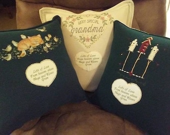 Puede incluir: Tres almohadas verdes de tiro con diseños bordados. La almohada del centro es blanca con un diseño de corazón y el texto "VERY SPECIAL grandma". Las otras dos almohadas tienen una etiqueta en forma de corazón con el texto "Lots of Love From heaven above Hugs and Kisses Gram". Una almohada tiene un diseño de gato y pájaros y la otra tiene un diseño de tres casas para pájaros.